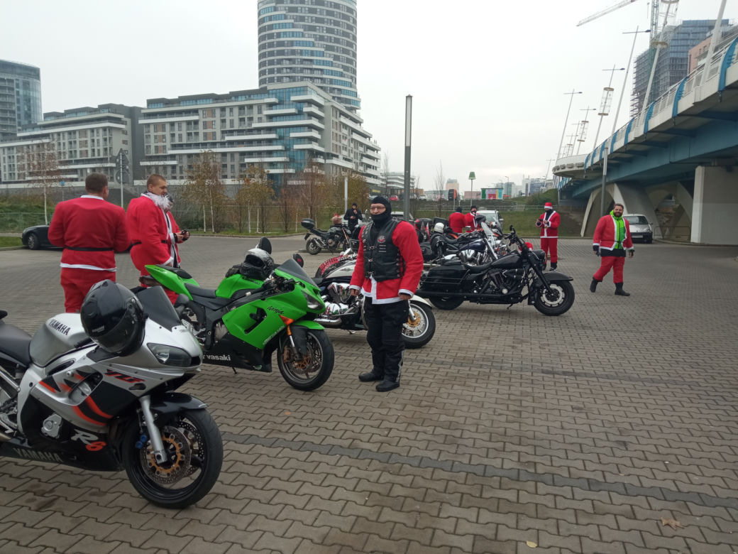 Motomikołajki Podkarpacie 2022. W sobotę Mikołaje wyjechali do Domu Dziecka w Nienadowej