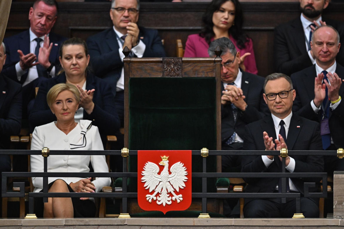 Agata Duda z kokardą na ramieniu w Sejmie