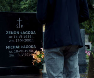 M jak miłość, odc. 1474. Grób Michała i Zenona Łagody na cmentarzu w Grabinie