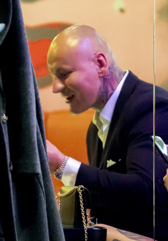 Artur Szpilka na sushi z najbliższymi po premierze filmu "Szpilka"