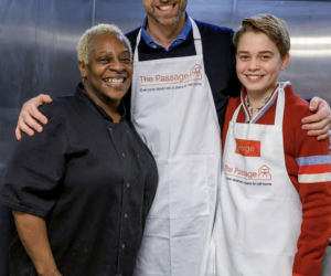 Książę George pomaga tacie