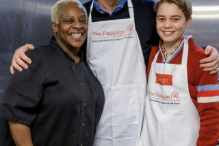 Książę George pomaga tacie