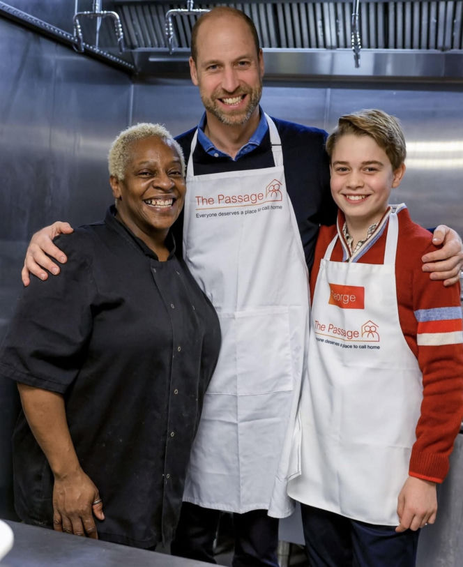 Książę George pomaga tacie