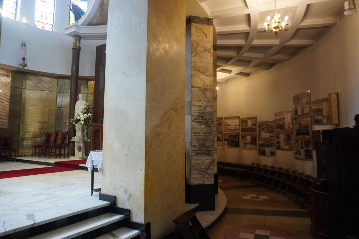 Wnętrze kościoła św. Stanisława Kostki, przed którym znajduje się nagrobek księdza