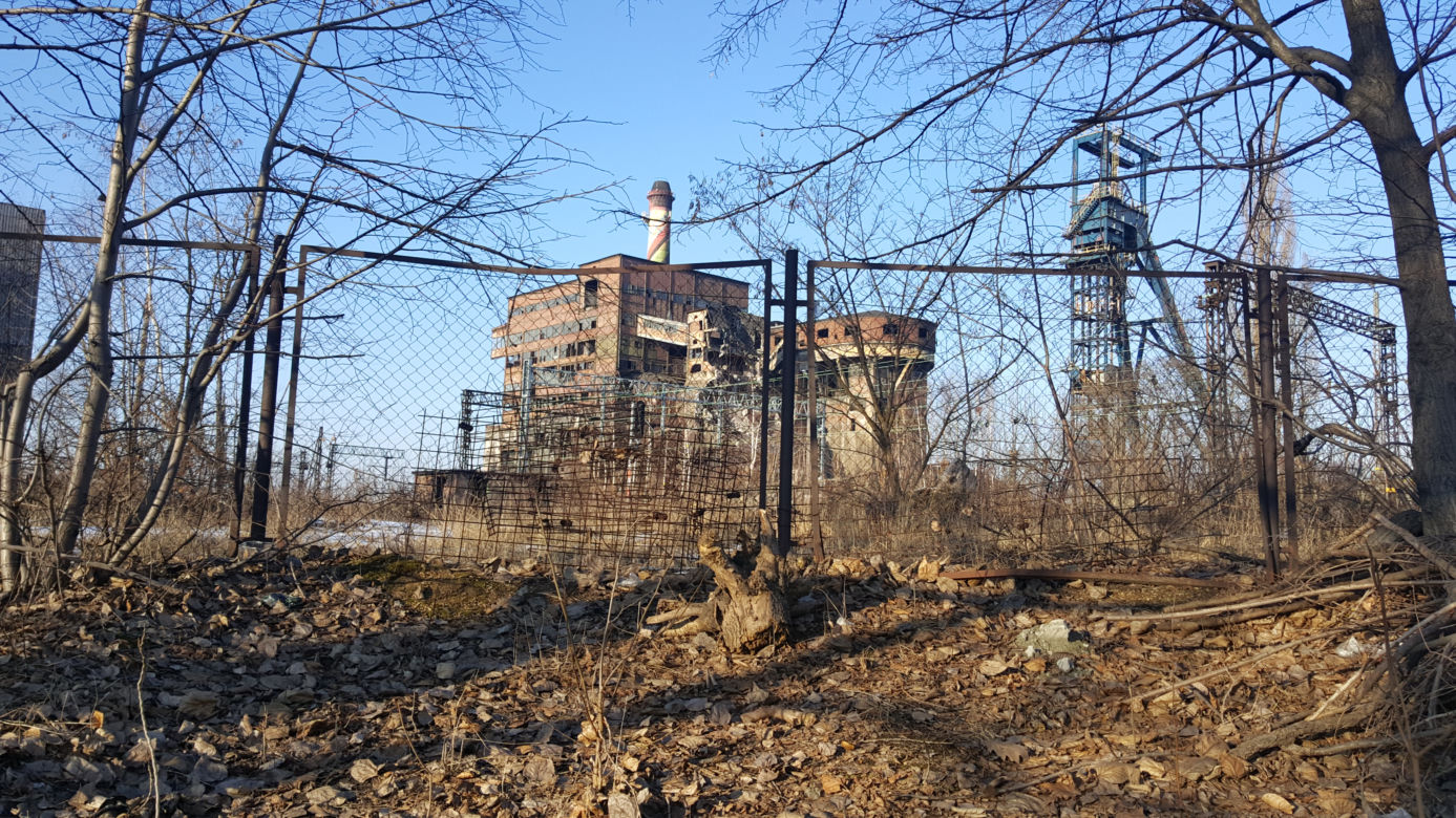 Złomiarze dewastują budynki po kopalni Mysłowice