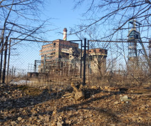 Złomiarze dewastują budynki po kopalni Mysłowice