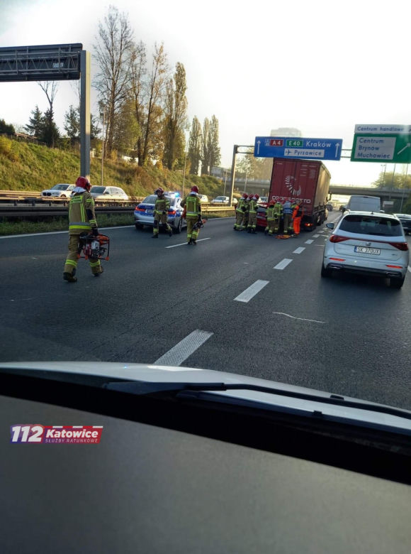 Wypadek na autostradzie A4 w Katowicach. Auto wjechało pod TIRa