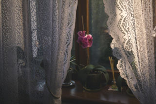 Codziennie wieczorem pryskam tym firany, a w całym mieszkaniu pachnie niczym w raju. Przepiękny zapach odmienił moje życie. Sposób na perfumowanie pomieszczeń