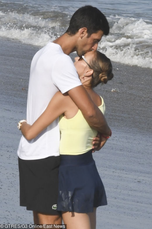 Novak Djoković na plaży z żoną Jeleną