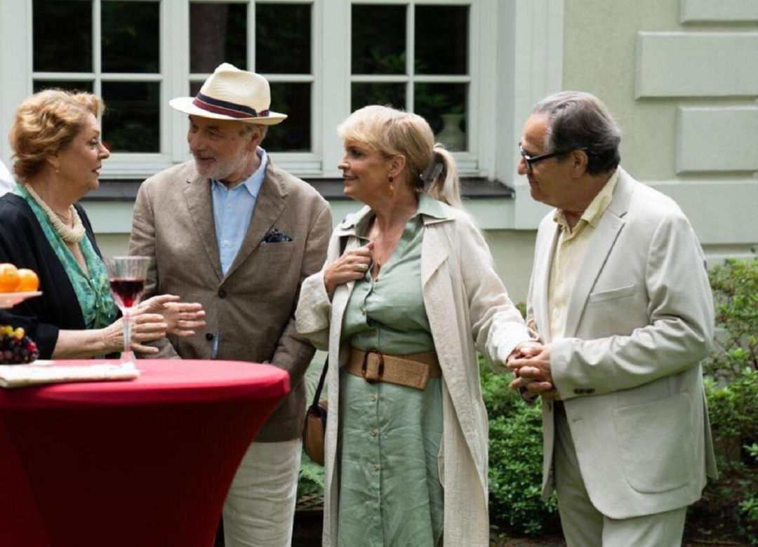 Barwy szczęścia odc. 3083. Józefina Rawiczowa (Elżbieta Jarosik), Andrzej Zastoja-Modelski (Leon Charewicz), Małgorzata (Adrianna Biedrzyńska), Jerzy (Bronisław Wrocławski)