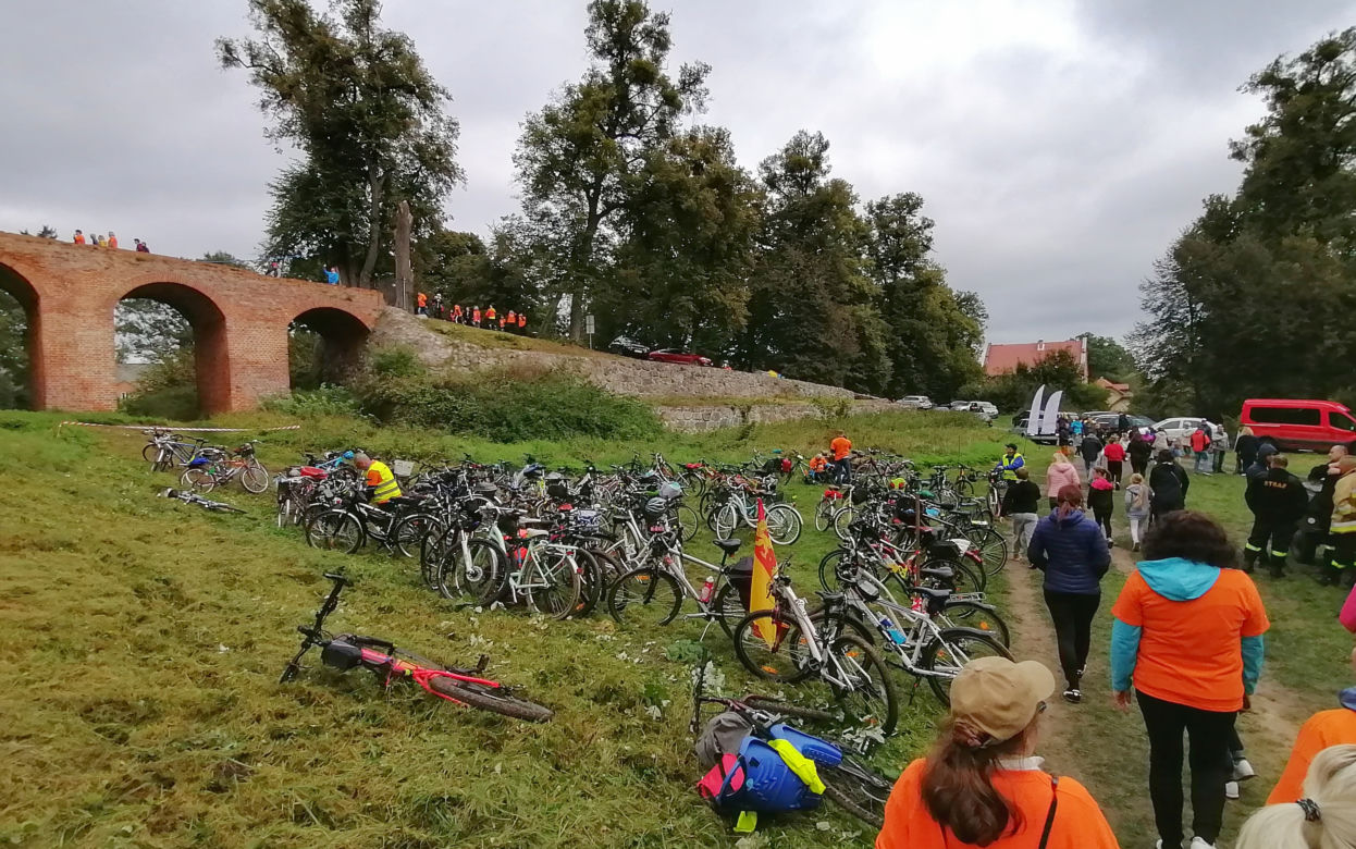 Pomarańczowi rowerzyści najechali zamek w Szymbarku