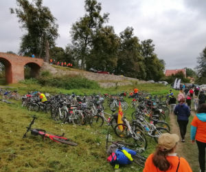 Pomarańczowi rowerzyści najechali zamek w Szymbarku