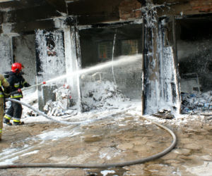 Pożar garaży przy USK w Białymstoku. Jedna osoba poparzona