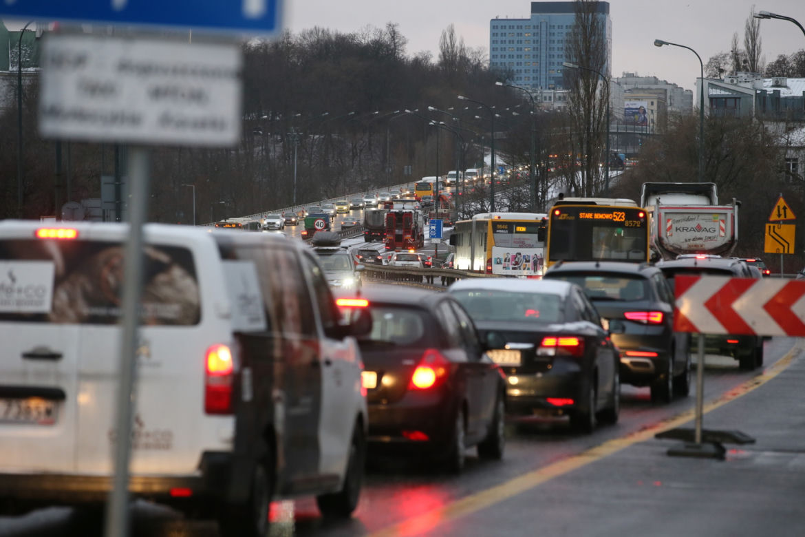 Slalom na Trasie Łazienkowskiej. Trwa remont wiaduktów