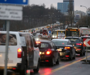 Slalom na Trasie Łazienkowskiej. Trwa remont wiaduktów