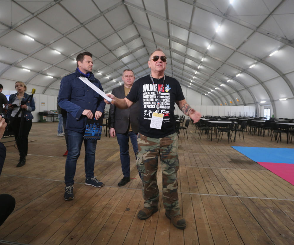 Zdjęcia z konferencji przy namiocie dla uchodźców przy Dworcu Wschodnim