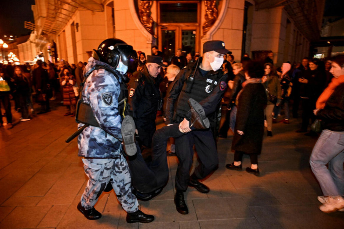 Rosjanie wyszli na ulice. Kilkaset osób zatrzymanych za protesty przeciwko mobilizacji 