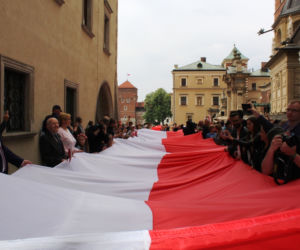 Od Bramy Floriańskiej do Wawelu: Kraków pobił rekord na najdłuższą flagę Polski! [ZDJĘCIA]