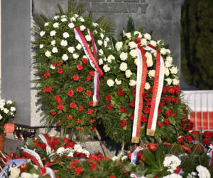 Piotr Gliński składa kwiaty w rocznicę katastrofy smoleńskiej