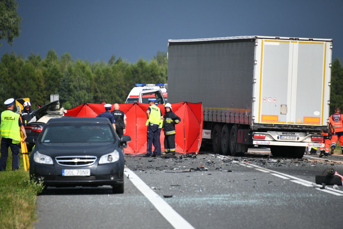Tragiczny wypadek w Krzepicach. Auto czołowo zderzyło się z TIRem
