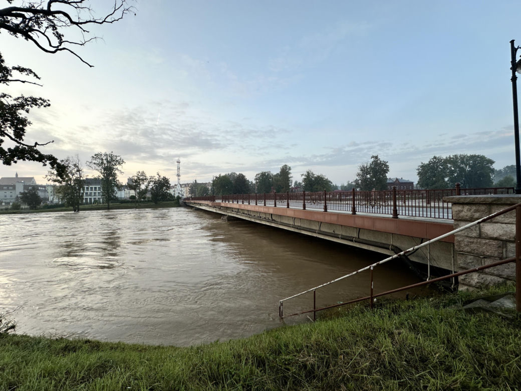 Powódź w Nysie. Wał przy Wyspiańskiego uszczelniony