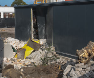 Ściana zawaliła się na kiosk