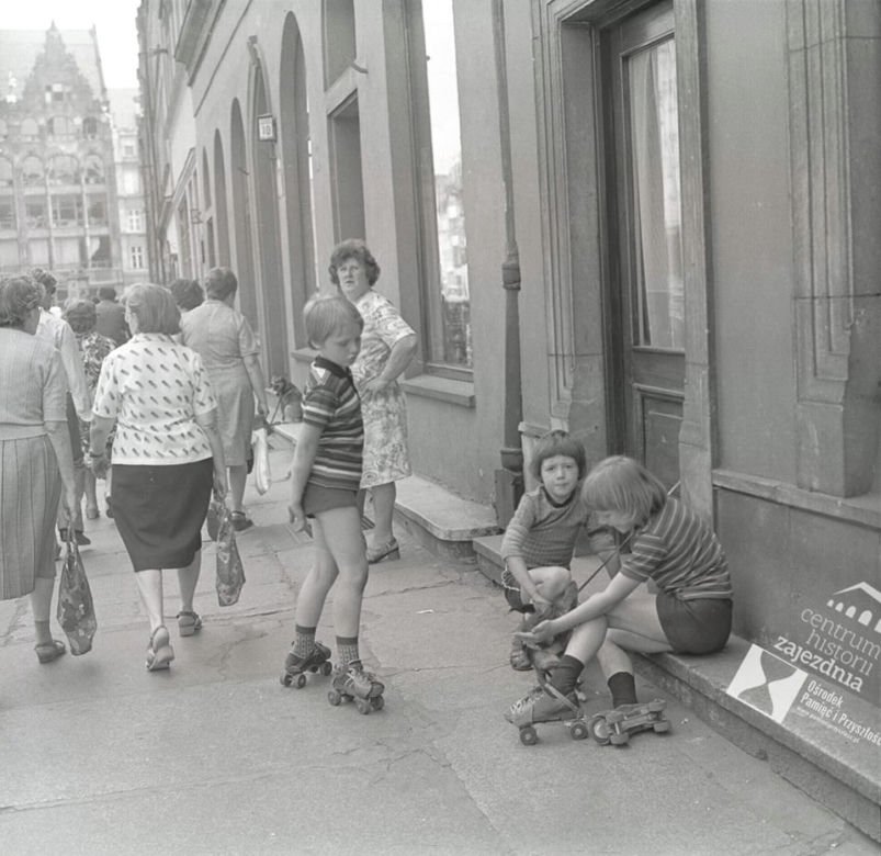 Chłopcy na wrotkach na wrocławskim Rynku, 1976 r