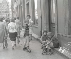 Chłopcy na wrotkach na wrocławskim Rynku, 1976 r