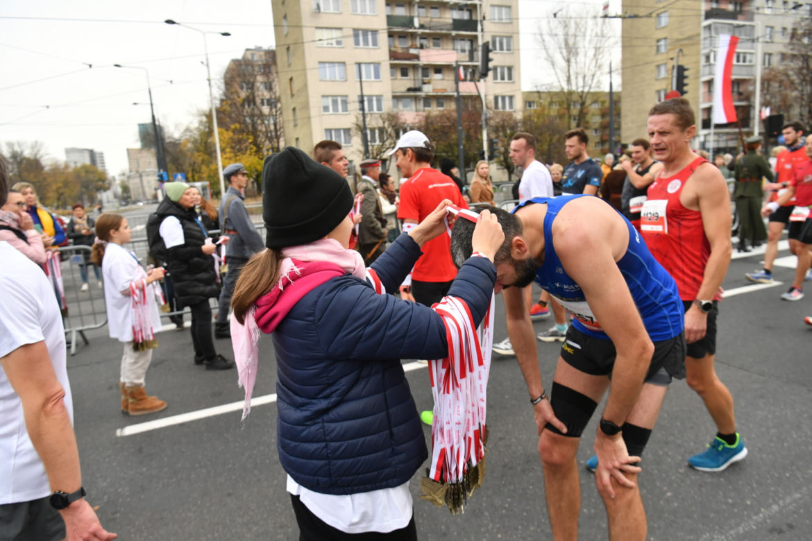 Uczestnicy Biegu Niepodległości 2022 w Warszawie