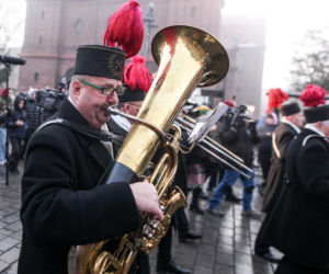 Górnicza pobudka na Nikiszowcu i życzenia prezydenta. Czy to ostatnia taka Barbórka?