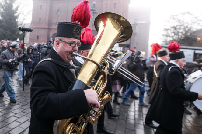 Barbórka 2025. Pobudka górnicza na Nikiszowcu w wykonaniu Orkiestry Wieczorek