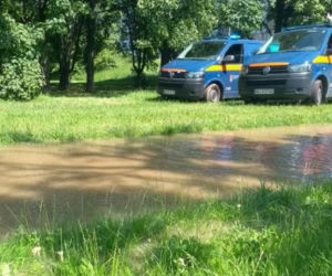 Park Skaryszewski pod wodą. Pękła rura wodociągowa