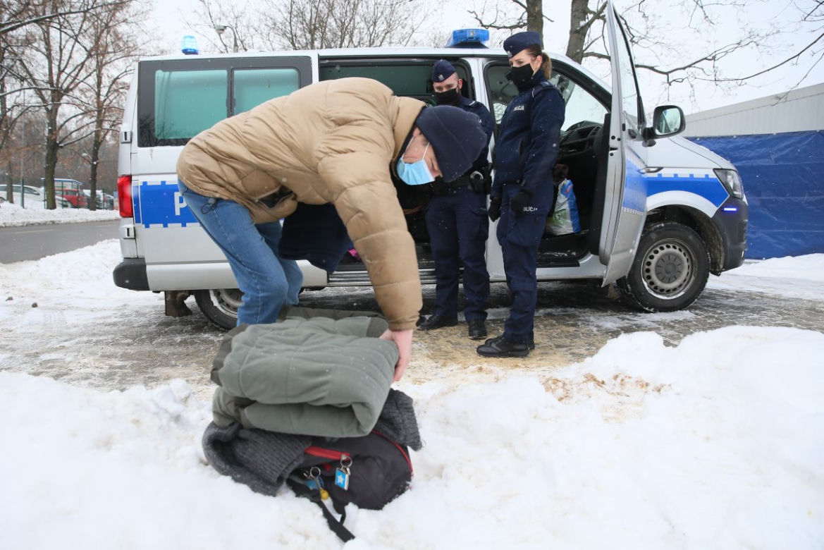 Policjanci ze Śródmieścia ubrali potrzebujących na zimę