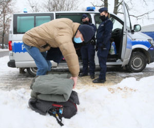 Policjanci ze Śródmieścia ubrali potrzebujących na zimę