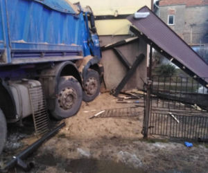 Ciężarówka wjechała w nasz dom, zniszczyła dwa samochody
