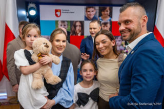 Marta Nawrocka w bufiastych rękawach