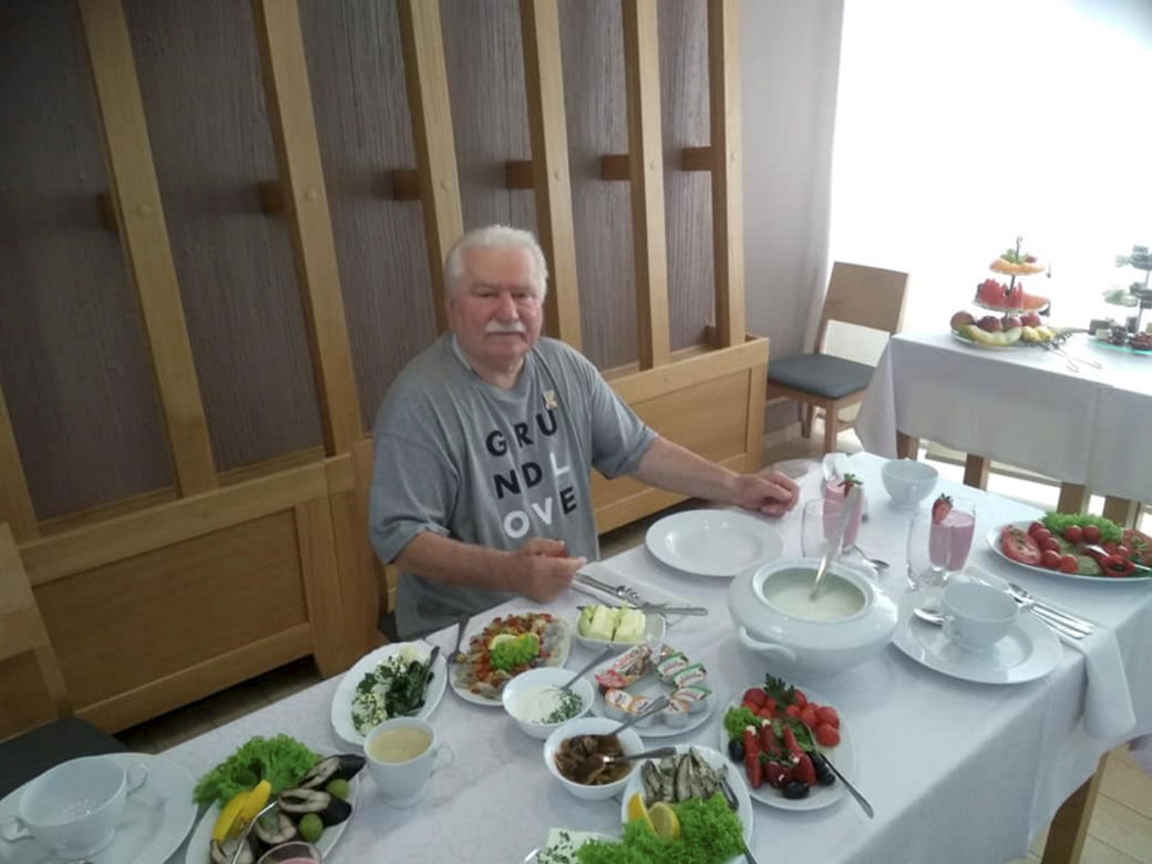 Wakacje Wałęsów: Syn się grzeje, ojciec mrozi