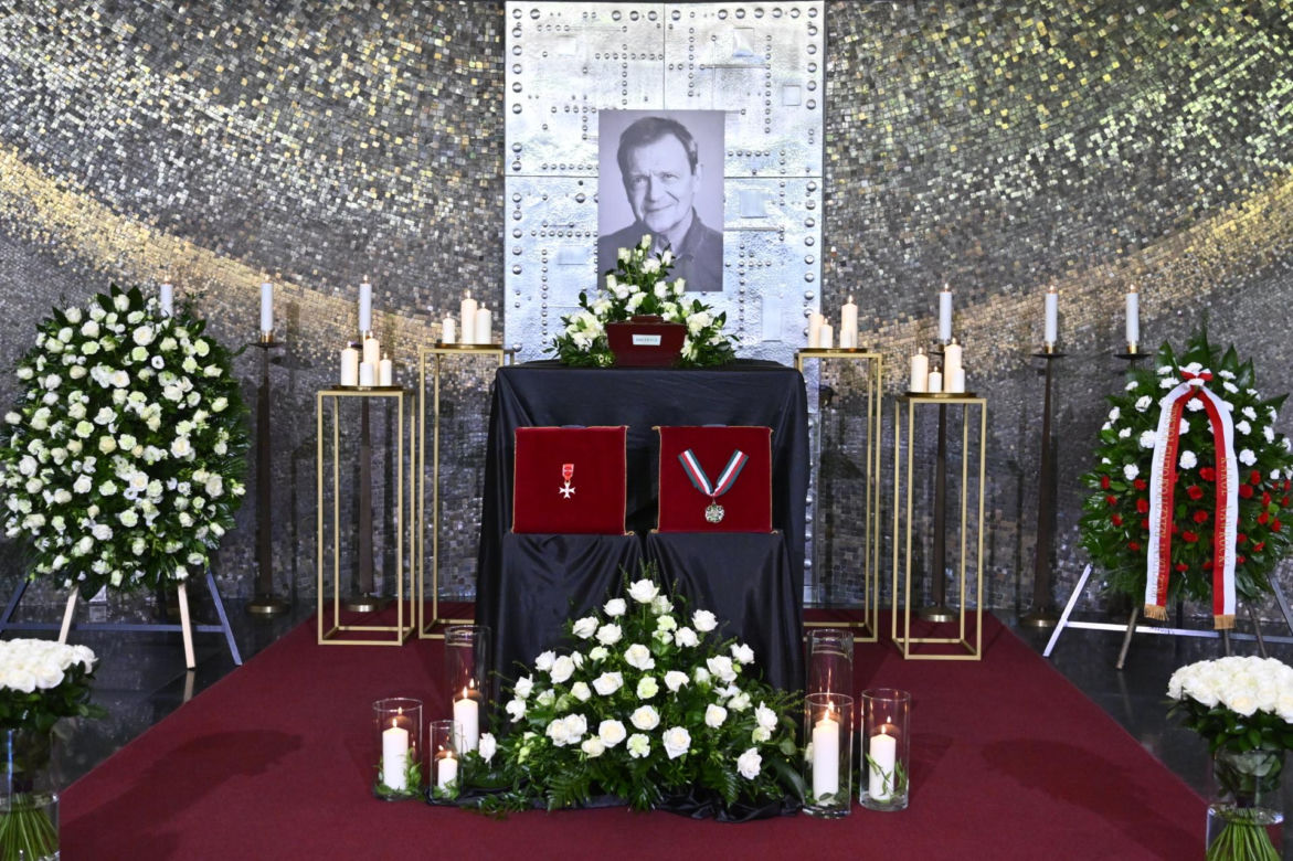 Jan Frycz - piękne kwiaty i wzruszające napisy na pogrzebie artysty