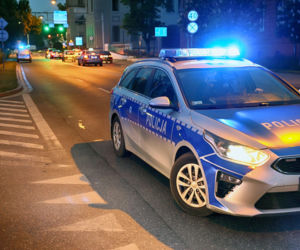 O krok od tragedii na drodze krzyżowej. Policjant zdążył odskoczyć