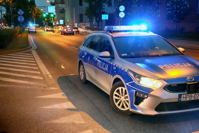 O krok od tragedii na drodze krzyżowej. Policjant zdążył odskoczyć