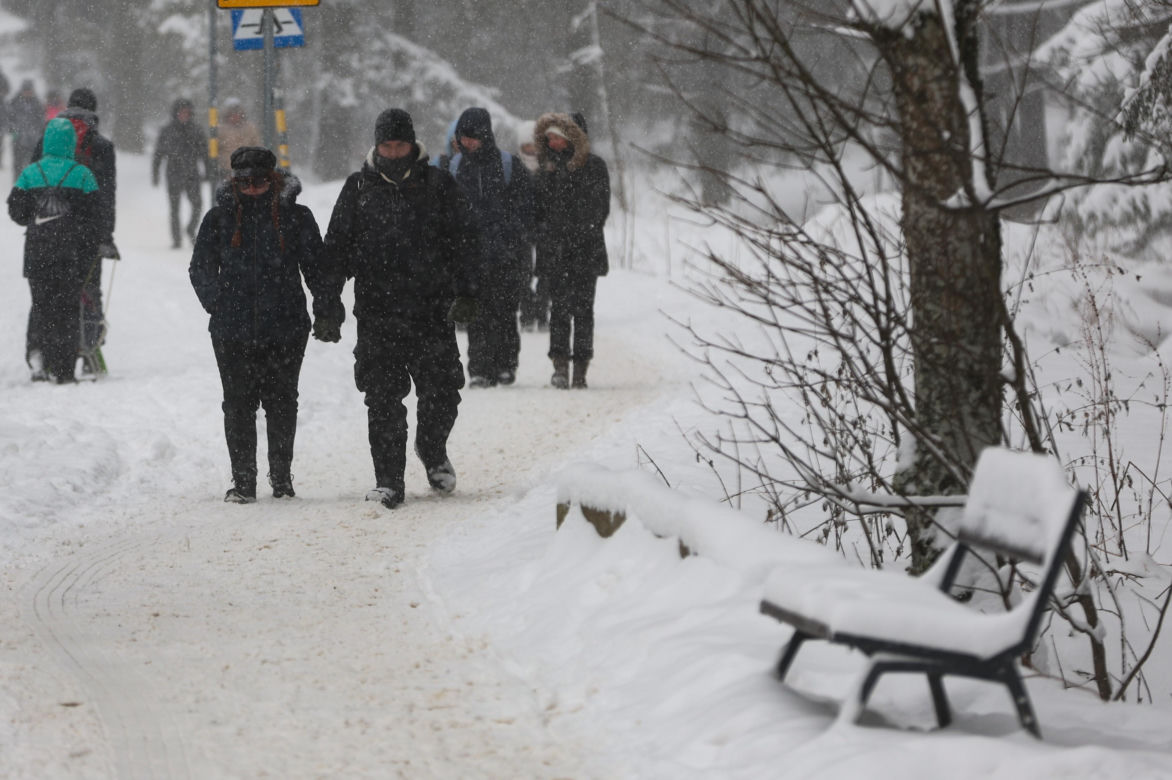 Zakopane pod śniegiem. Miasto ma problem z opadami