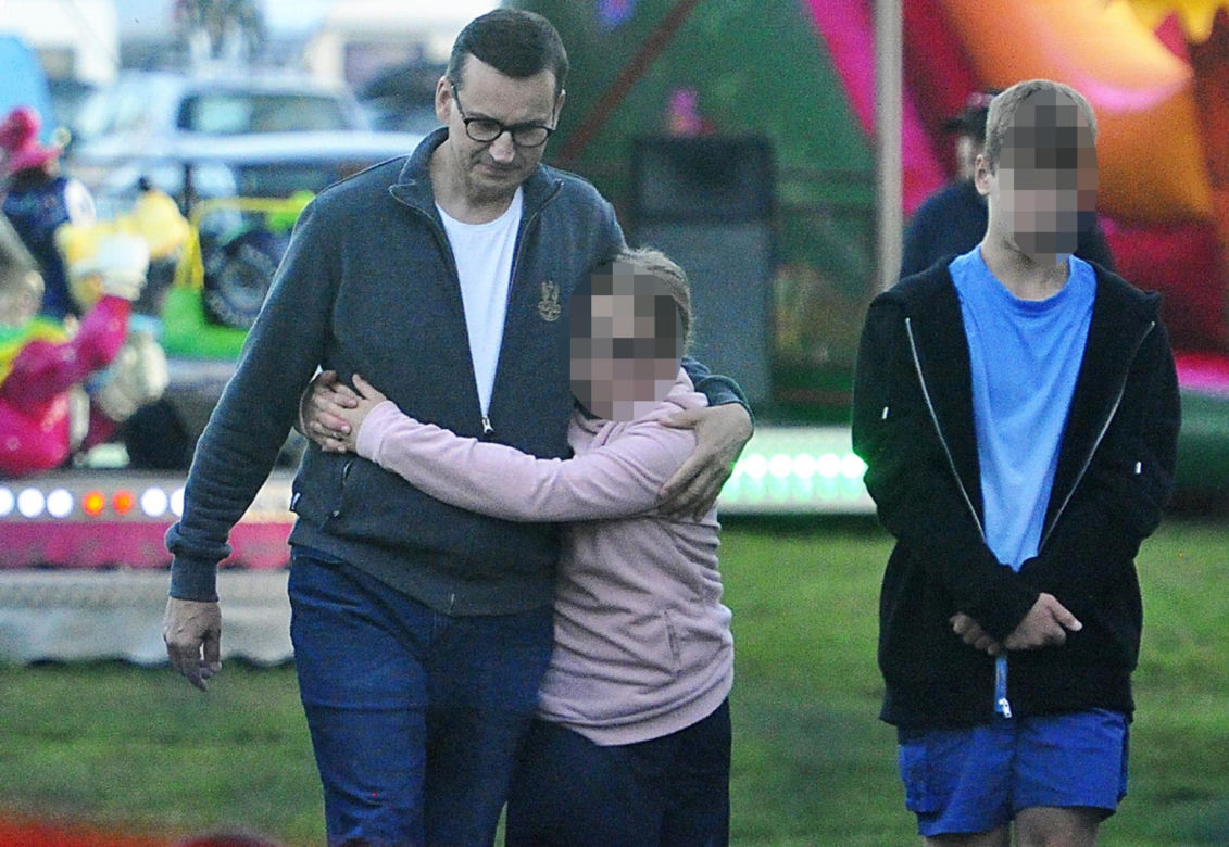 Rodzina Morawieckich przyłapana na skromnych wakacjach. Żona premiera wskoczyła w kostium kąpielowy