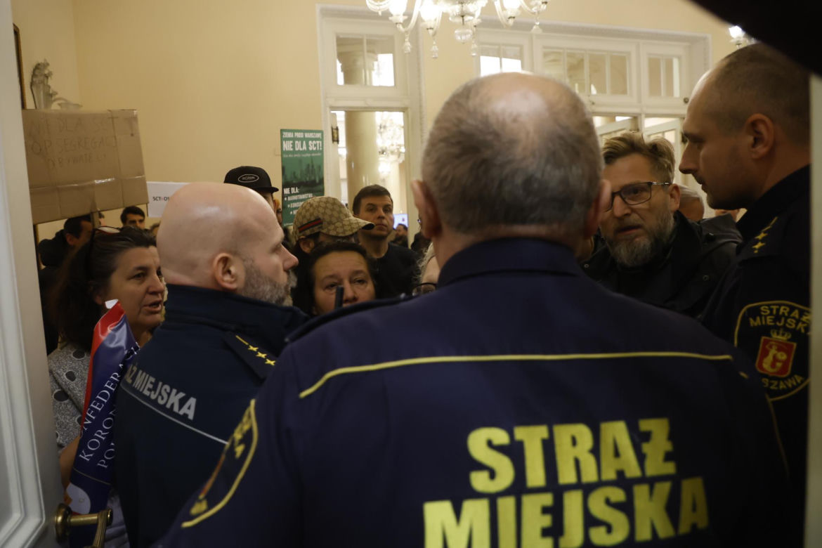 Awantura na sesji rady Warszawy o Strefę Czystego Transportu 