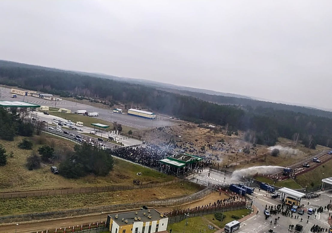 Kuźnica. Atak migrantów na przejście graniczne 16.11.2021
