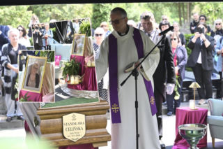 Tego nikt się nie spodziewał! Tak wyglądało miejsce, gdzie pochowano Stanisławę Celińską. Na cmentarzu pojawił się fotel