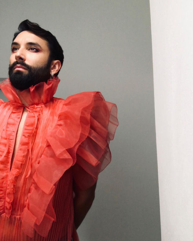 Conchita Wurst założyła tak krótką sukienkę, że powypadały jej ZWISAJĄCE JĄDRA
