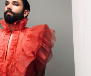 Conchita Wurst założyła tak krótką sukienkę, że powypadały jej ZWISAJĄCE JĄDRA