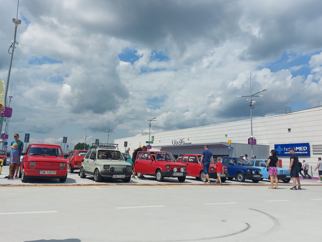 Zlot fiatów 126p w Galerii Libero w Katowicach