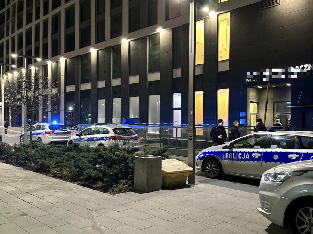 Dramat przy rondzie Wiatraczna. Na chodniku znaleziono ciało młodej kobiety