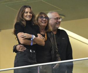 Anna Lewandowska z z teściową i jej partnerem na meczu Polska - Bośnia